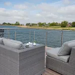 Botel Hausboot Kajuete Am Nixensteg Am Wangermeer Mit Hund Schillig