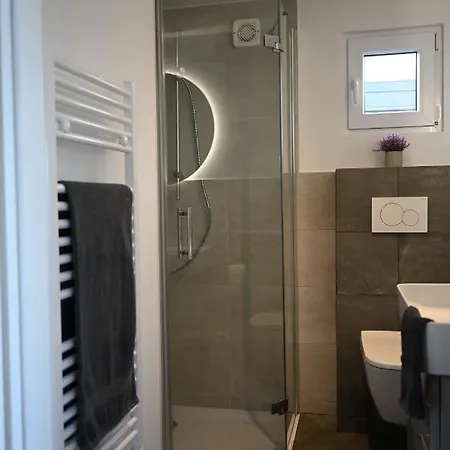 Hausboot Kajuete Am Nixensteg Am Wangermeer Mit Hund Botel Schillig