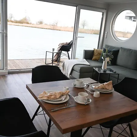 Hausboot Kajuete Am Nixensteg Am Wangermeer Mit Hund 船屋