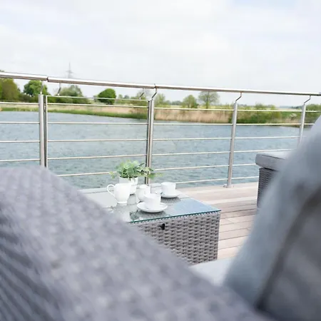 Botel Hausboot Kajuete Am Nixensteg Am Wangermeer Mit Hund Schillig
