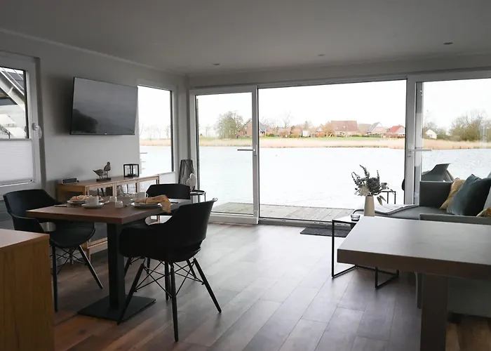 Hausboot Kajuete Am Nixensteg Am Wangermeer Mit Hund Schillig