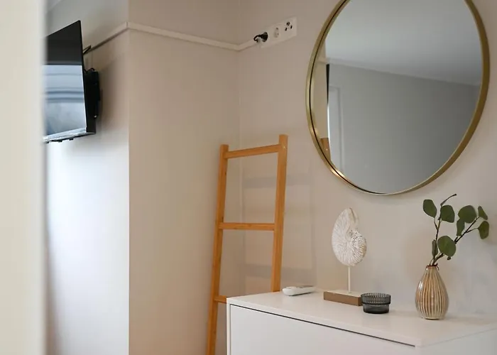 Hausboot Kajuete Am Nixensteg Am Wangermeer Mit Hund Botel Schillig