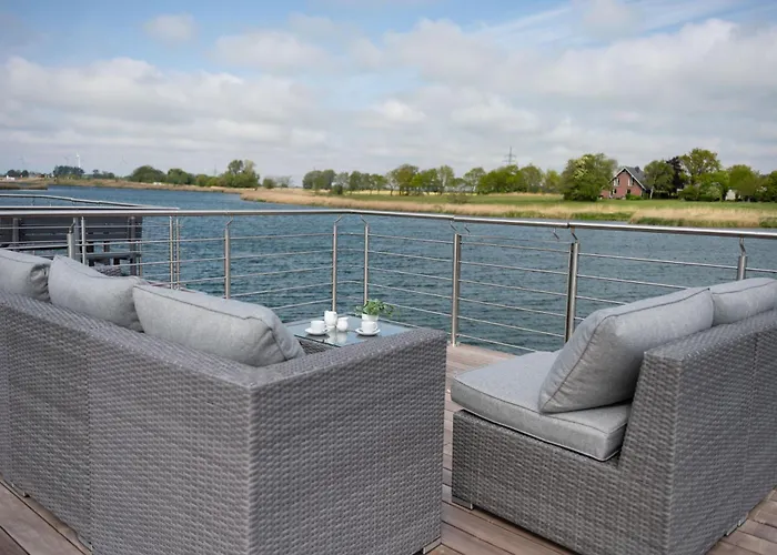 Botel Hausboot Kajuete Am Nixensteg Am Wangermeer Mit Hund Schillig